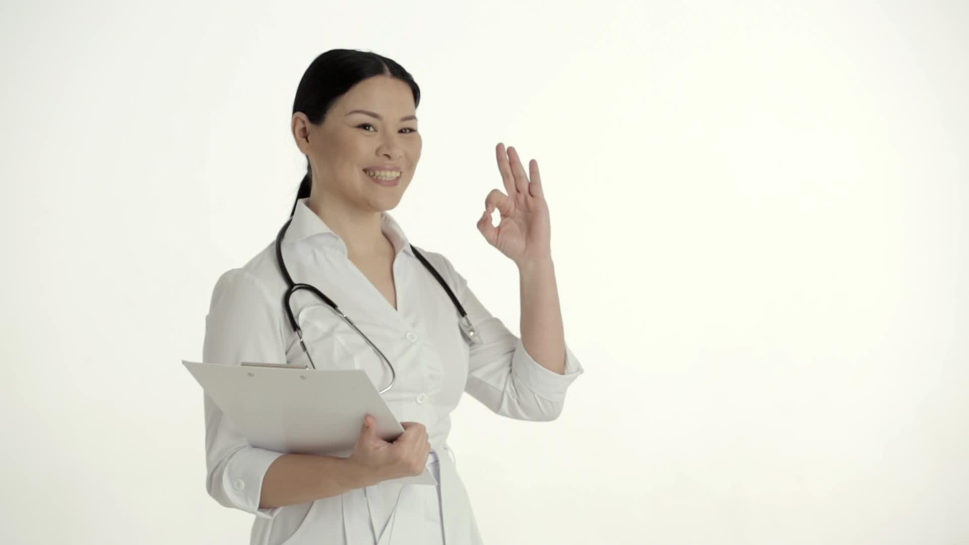 亚洲护士的白色背景视频的预览图