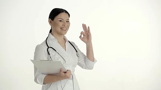 亚洲护士的白色背景视频的预览图
