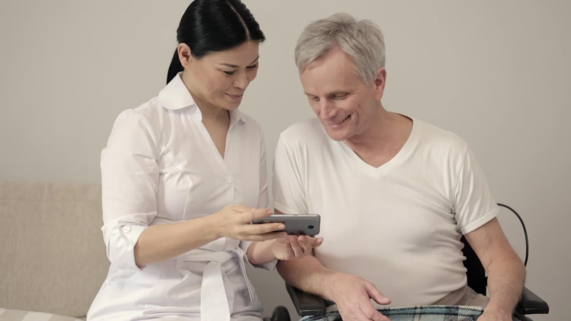 一名亚洲护士和她的轮椅病人视频的预览图