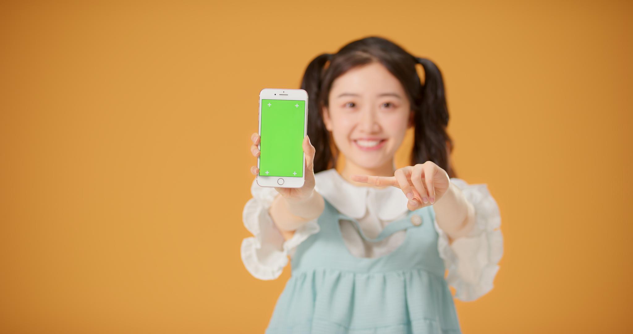 美少女展示手机绿幕视频的预览图