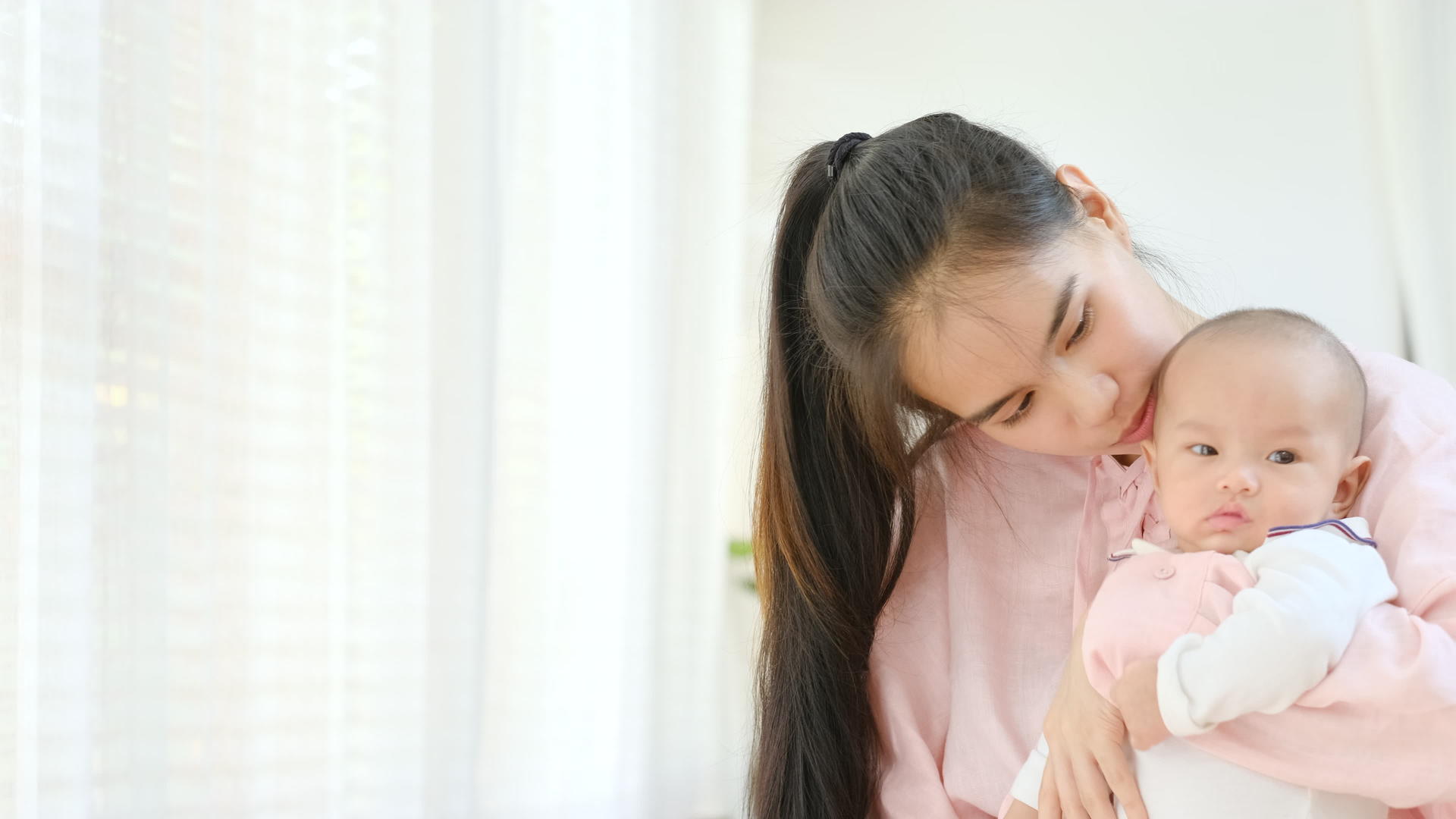 亚洲母亲把新生儿抱在胸前视频的预览图