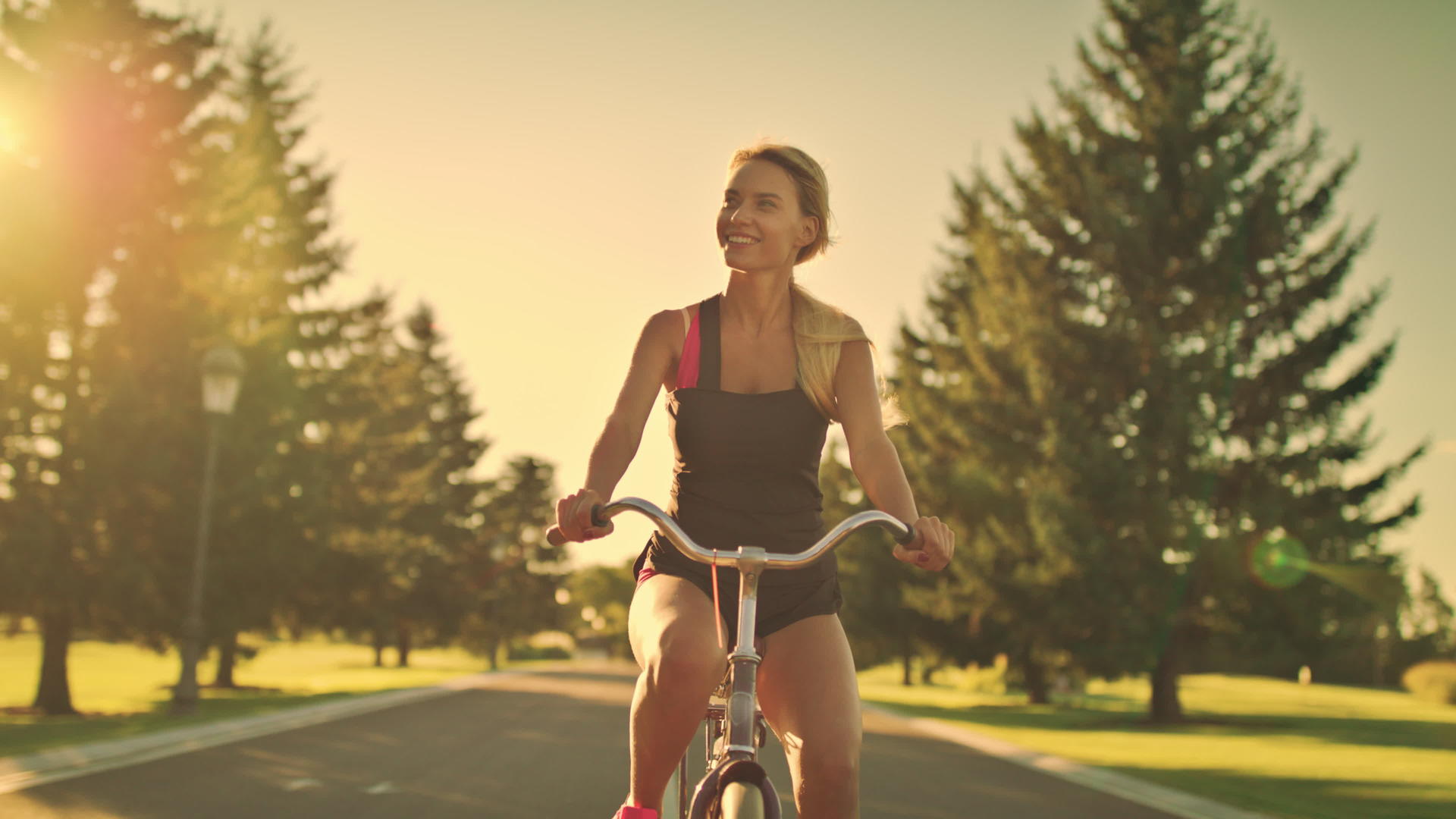 夏天在公园里骑自行车的年轻女性视频的预览图
