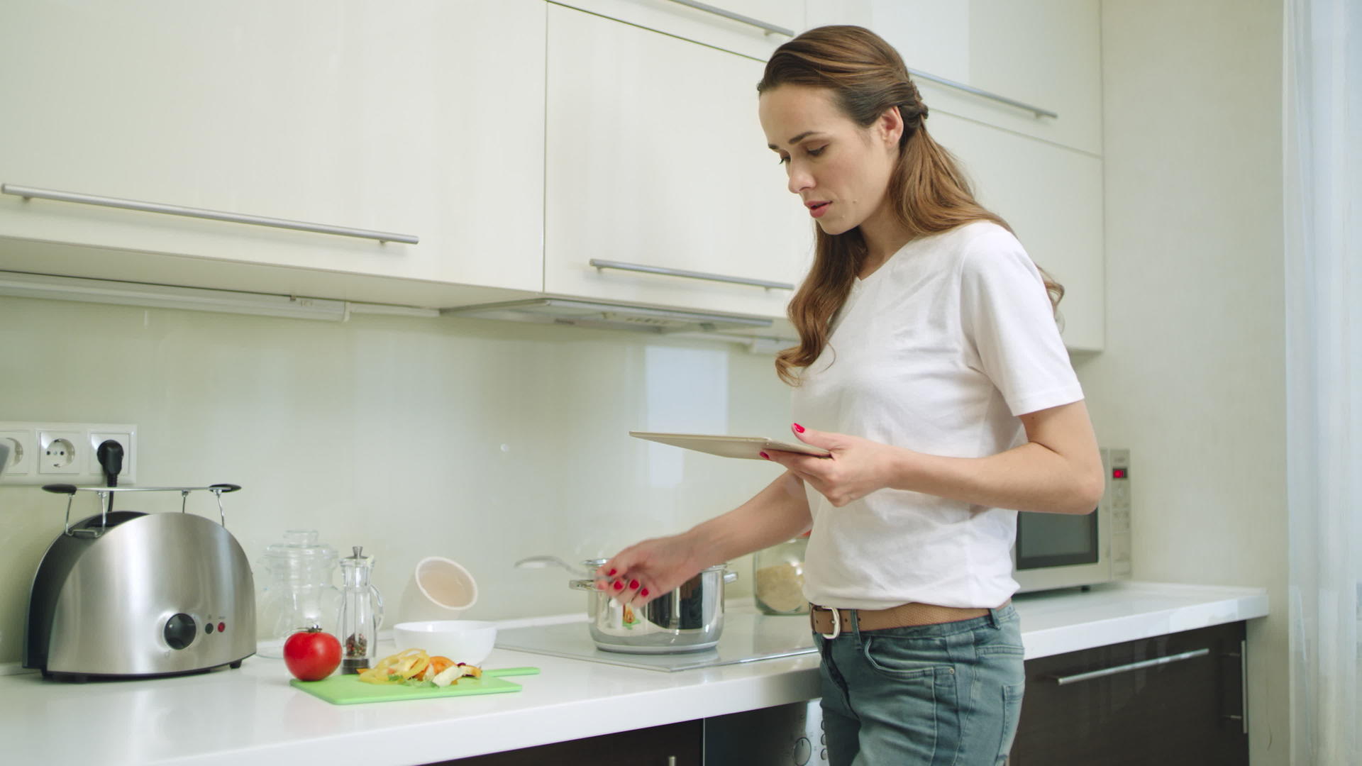 年轻女性在家做饭视频的预览图