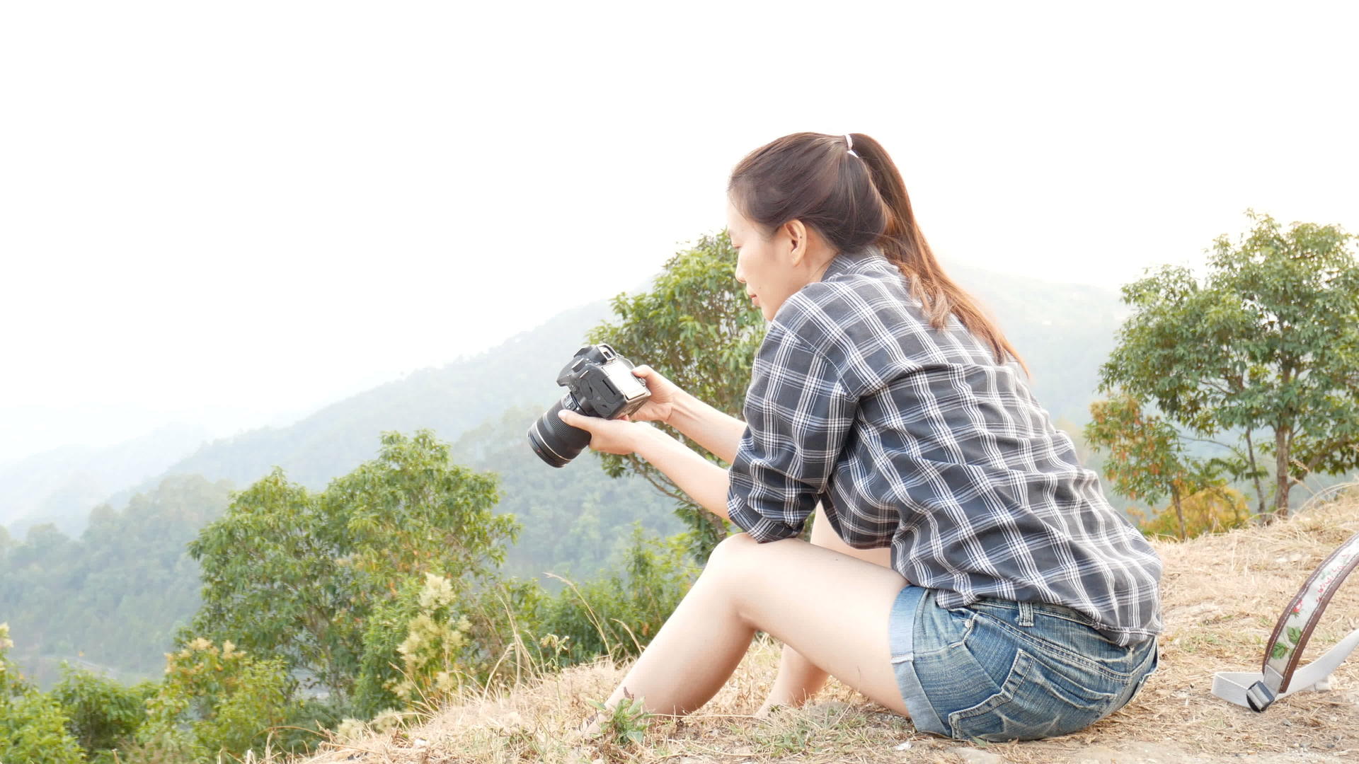 年轻活跃的亚洲旅游女性旅游摄影师视频的预览图