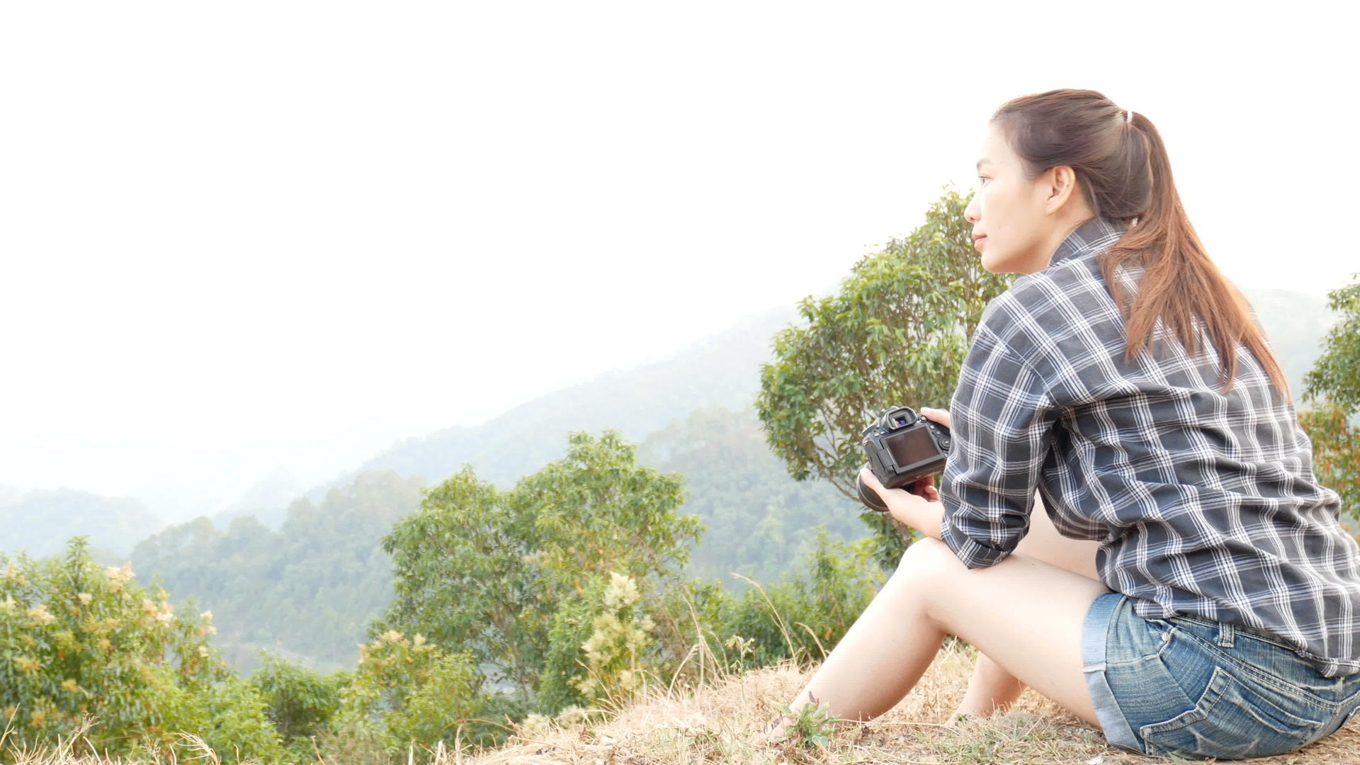 年轻活跃的亚洲旅游女性旅游摄影师视频的预览图