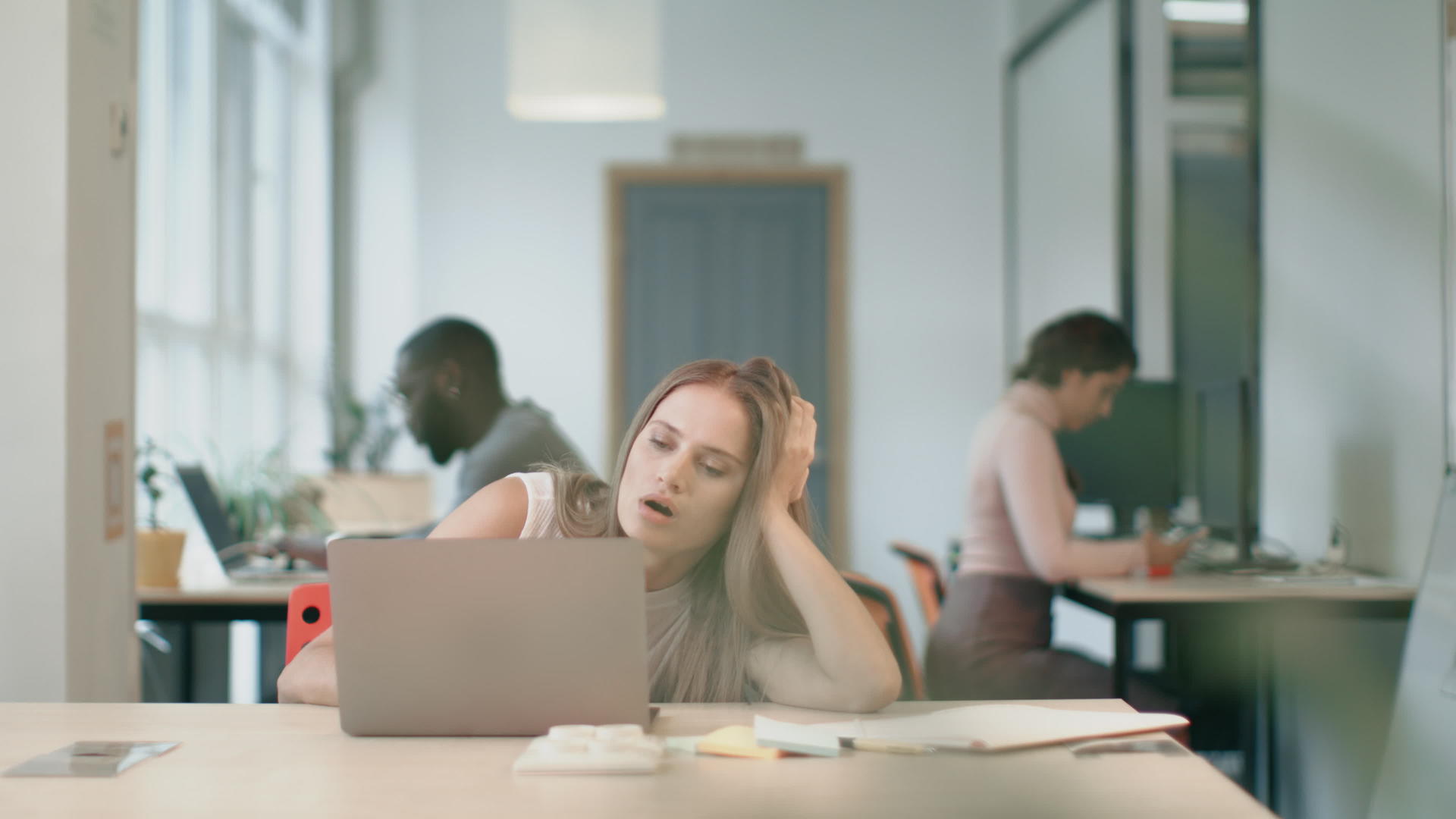 年轻女性在工作作时睡不着觉视频的预览图