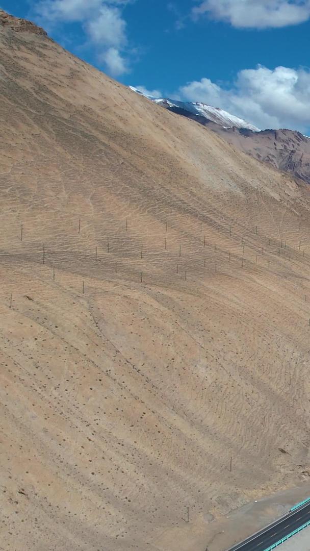 拍摄新疆南部昆仑山雪山自然风光视频视频的预览图