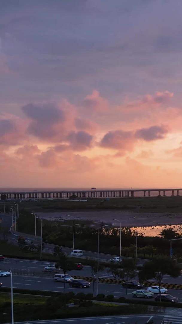 青岛胶州湾大桥航拍火焰夕阳视频的预览图