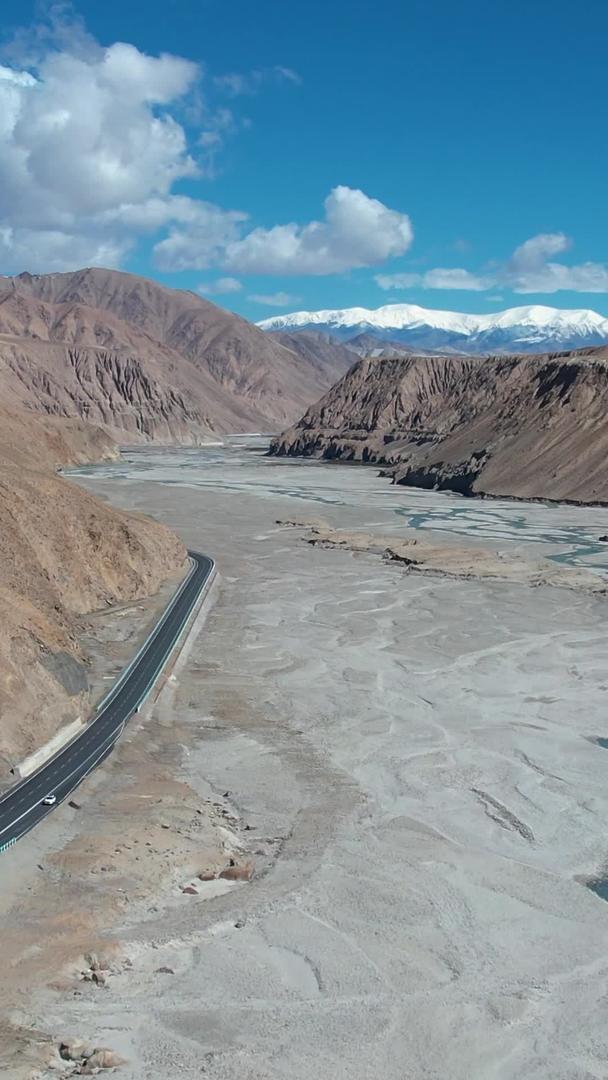 拍摄新疆南部昆仑山雪山自然风光视频视频的预览图