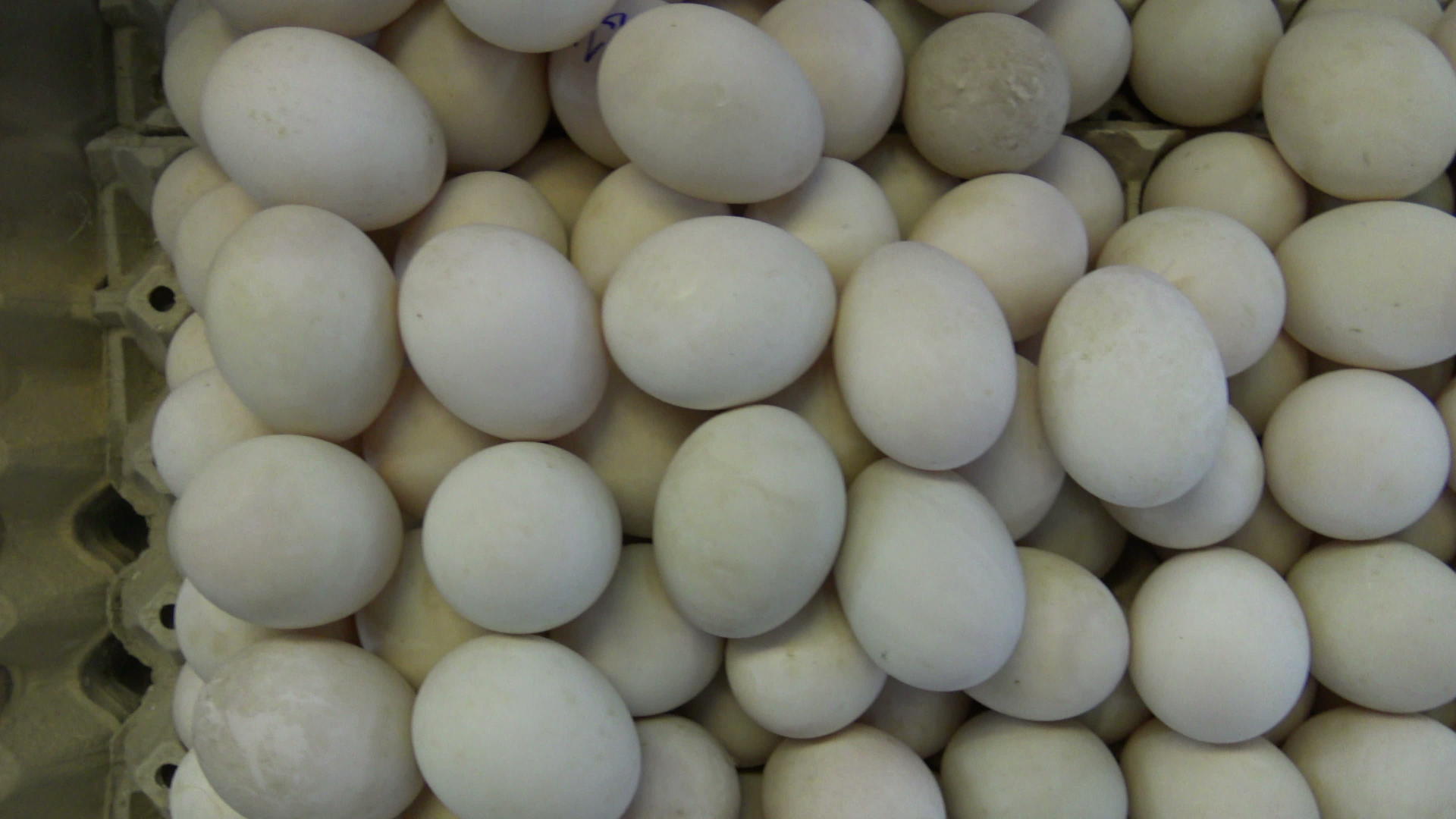 鸡蛋和咸蛋在亚洲市场出售视频的预览图