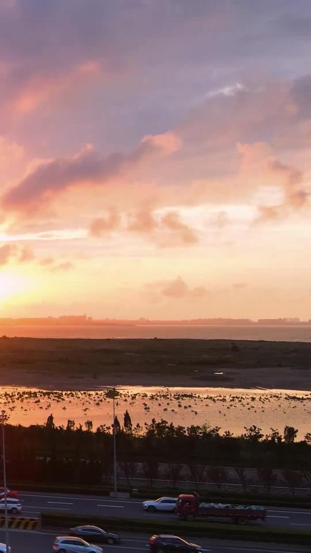 青岛胶州湾大桥航拍火焰夕阳视频的预览图
