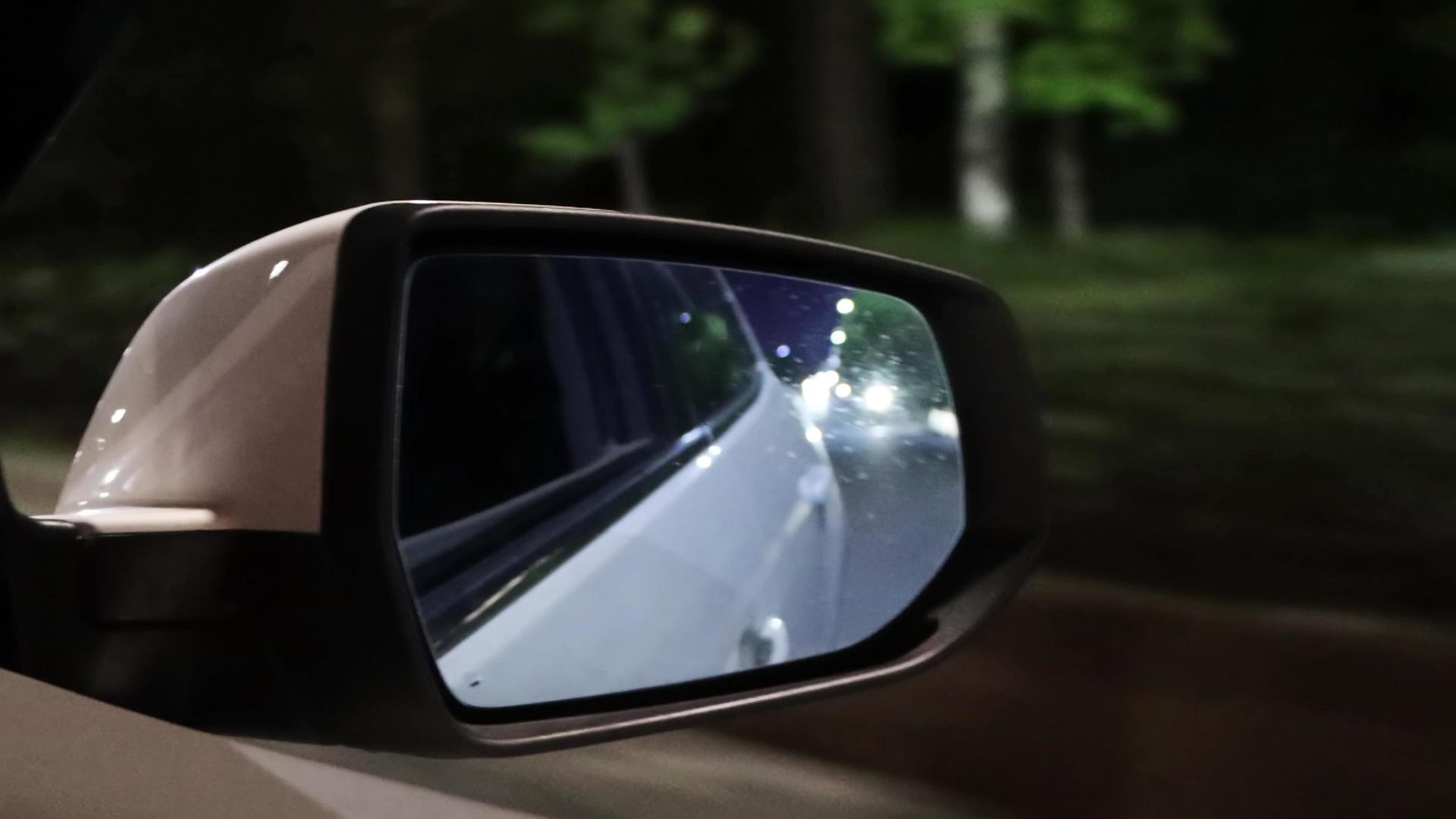 4K夜晚车辆后视镜实拍视频的预览图