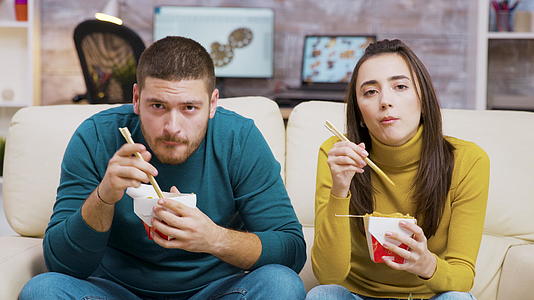 长胡子的男人和他的女朋友吃面条视频的预览图