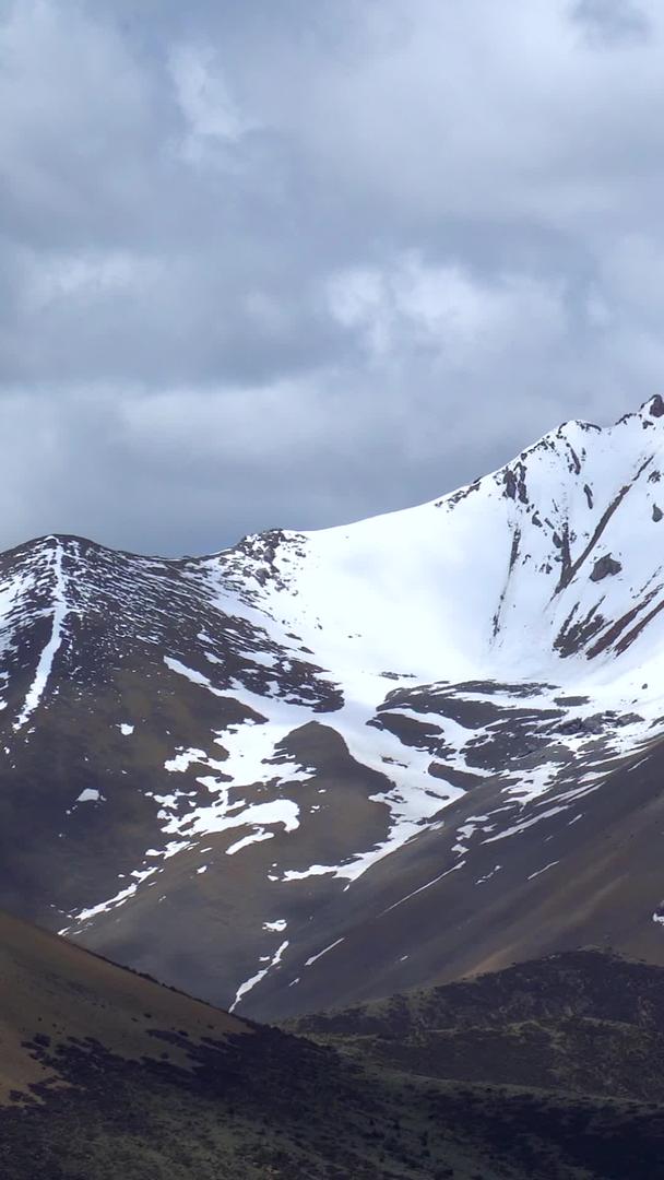 在西藏蓝天白云下拍摄雪山合集素材视频的预览图