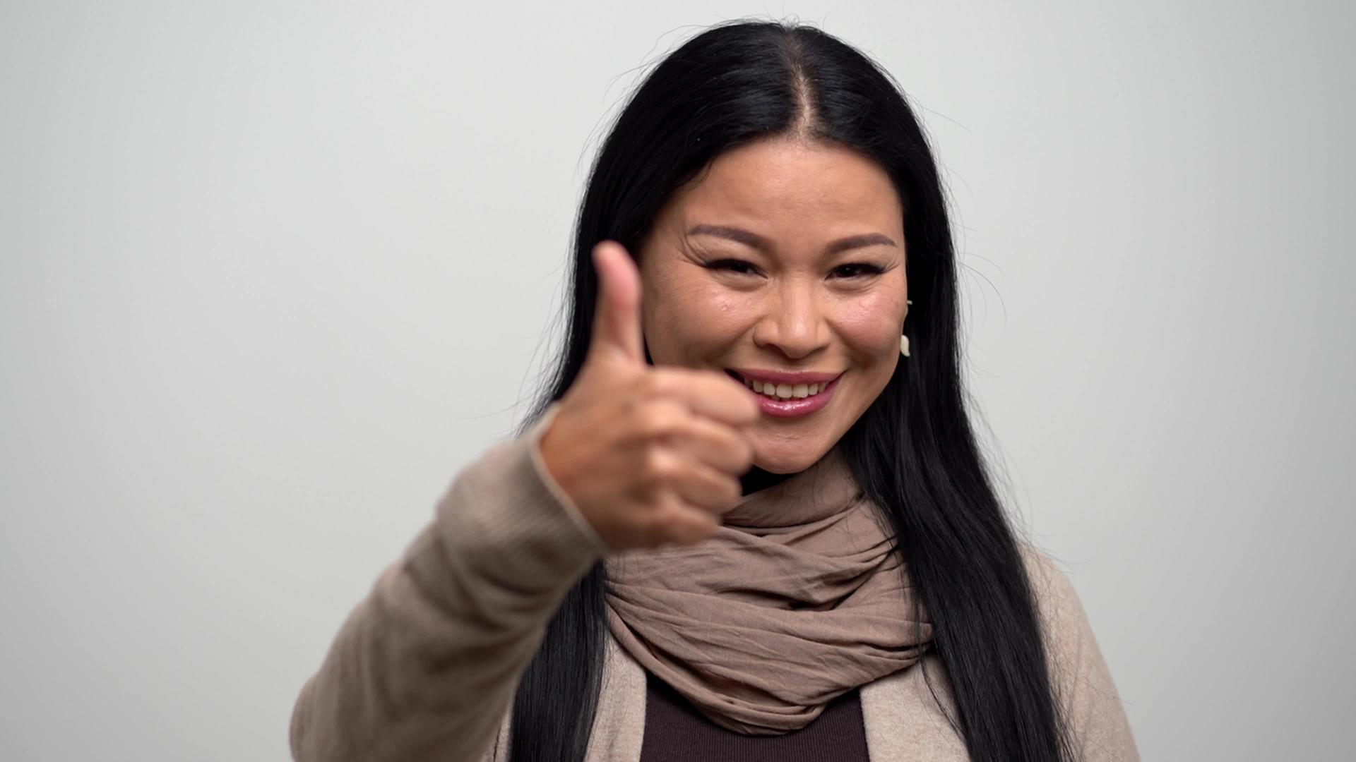 用拇指举起亚洲女性肖像视频的预览图
