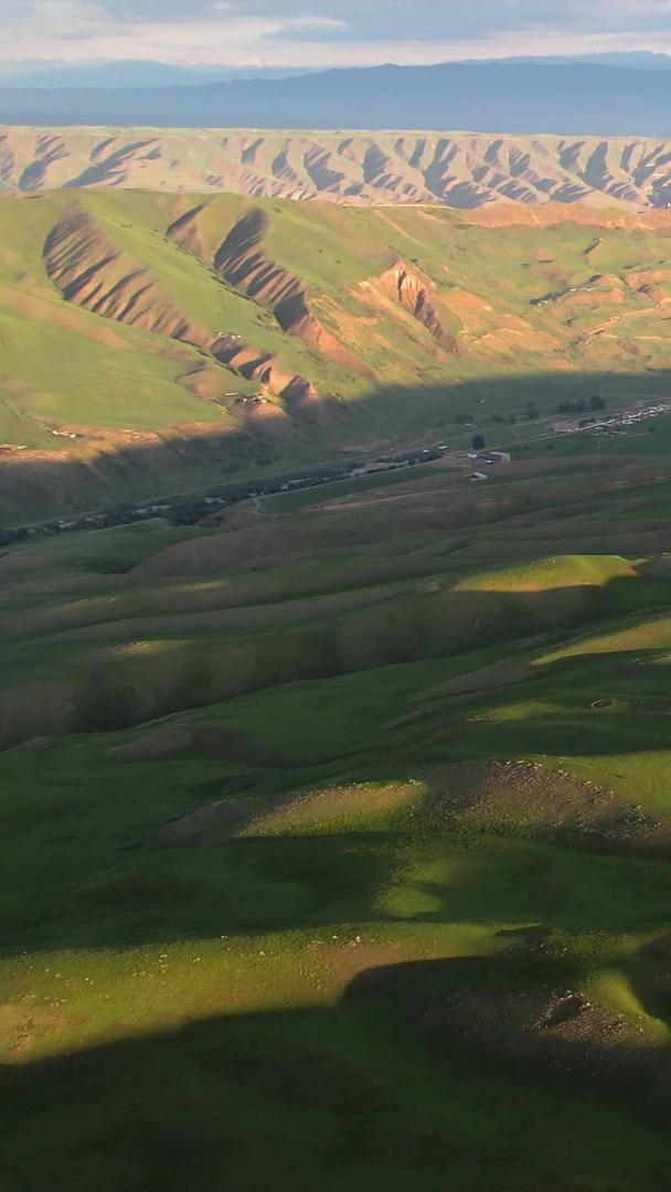 伊犁高山大草原上蜿蜒的道路视频视频的预览图
