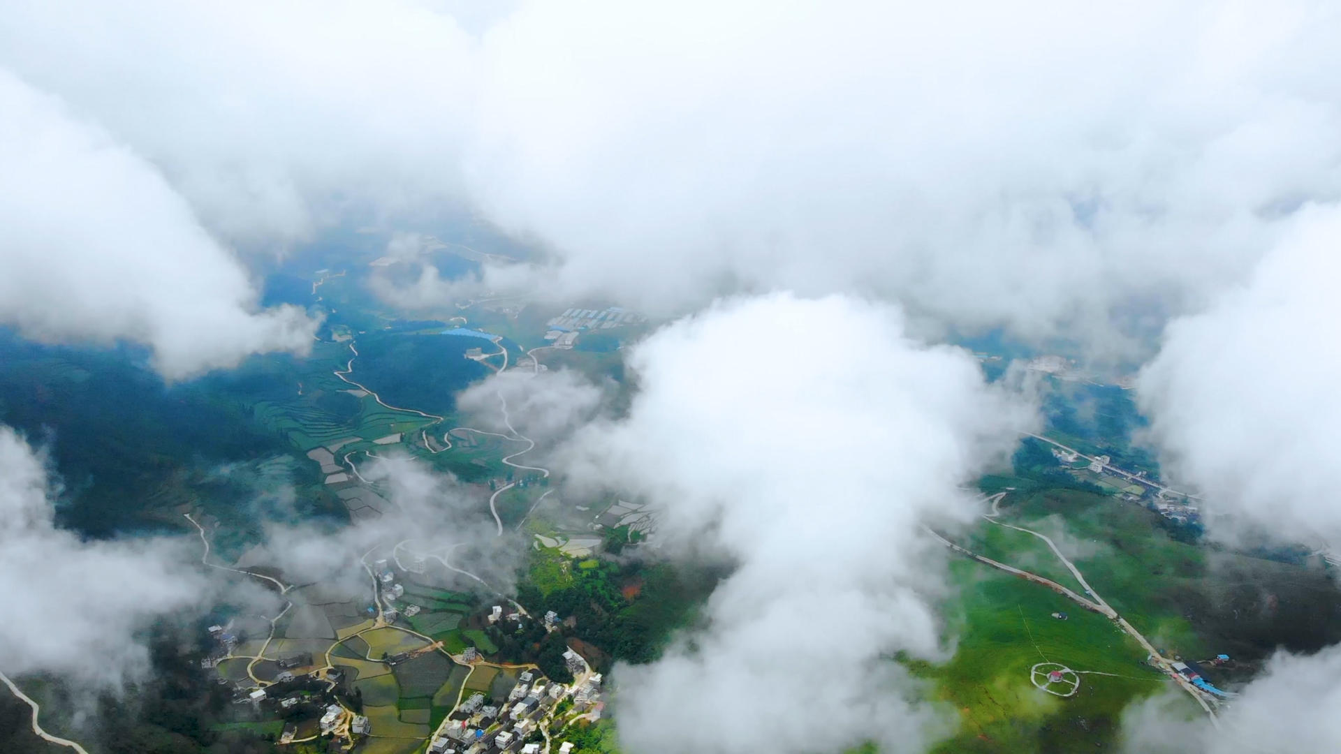 4K航拍穿云自然风光视频的预览图