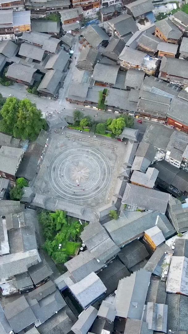 俯拍贵州苗寨密密麻麻的吊脚楼视频的预览图