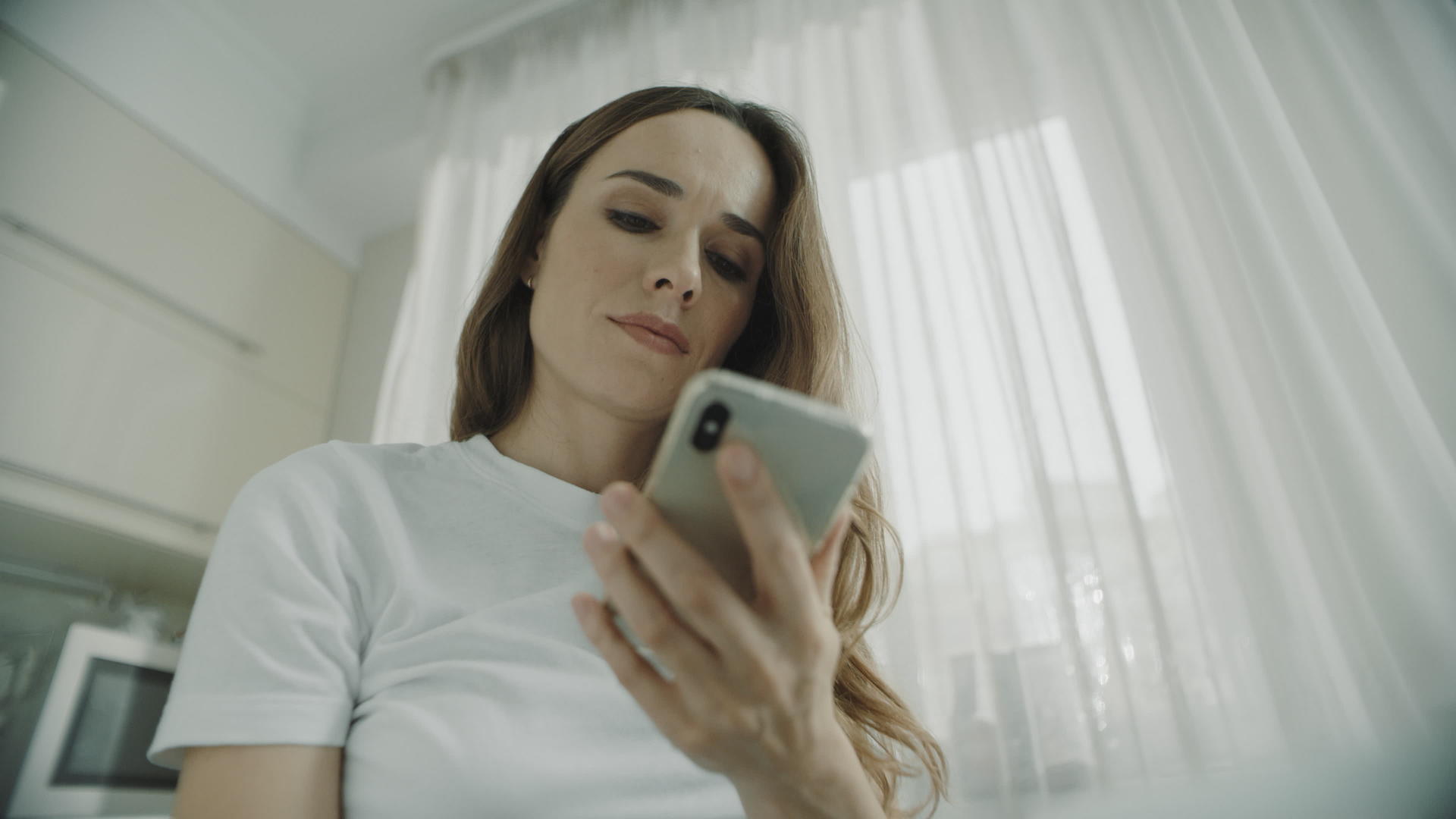 在家使用手机的年轻女性视频的预览图