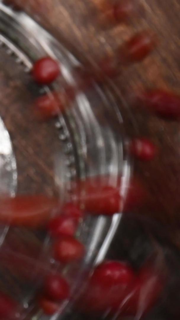 红豆子掉下玻璃瓶视频的预览图