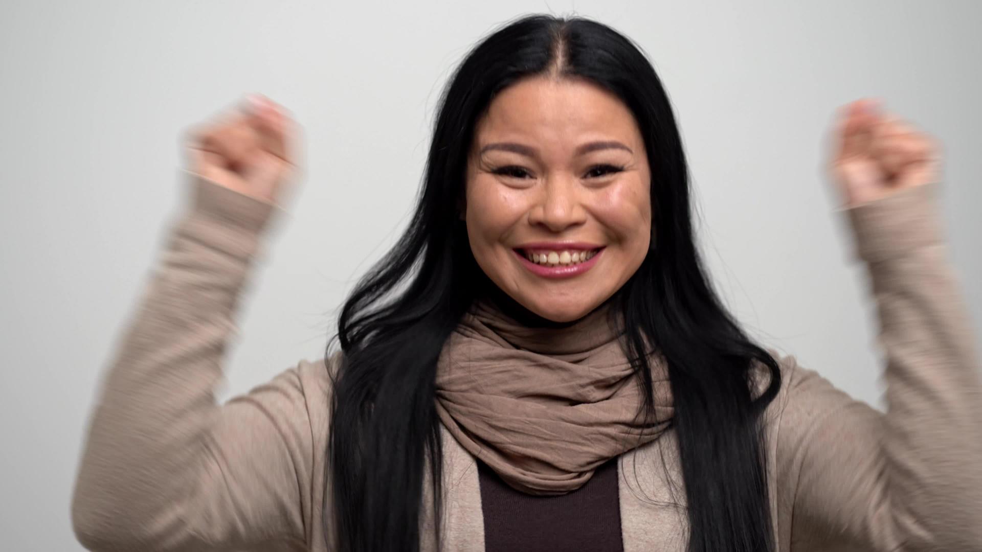 一个快乐的亚洲女人展示了她的幸福视频的预览图