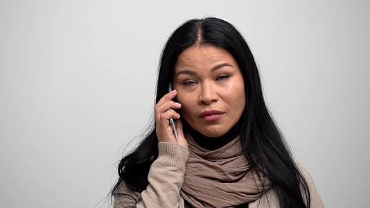 愤怒的亚洲女人用手机尖叫视频的预览图