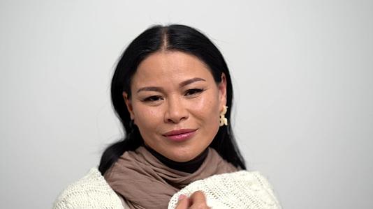 亚洲女性戴着白色围巾的肖像视频的预览图