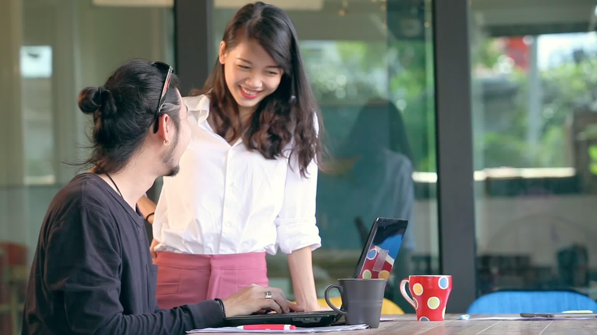 年轻的亚洲自由职业者在家庭办公室工作视频的预览图