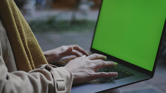 在绿屏笔记本电脑上工作的女商人视频的预览图