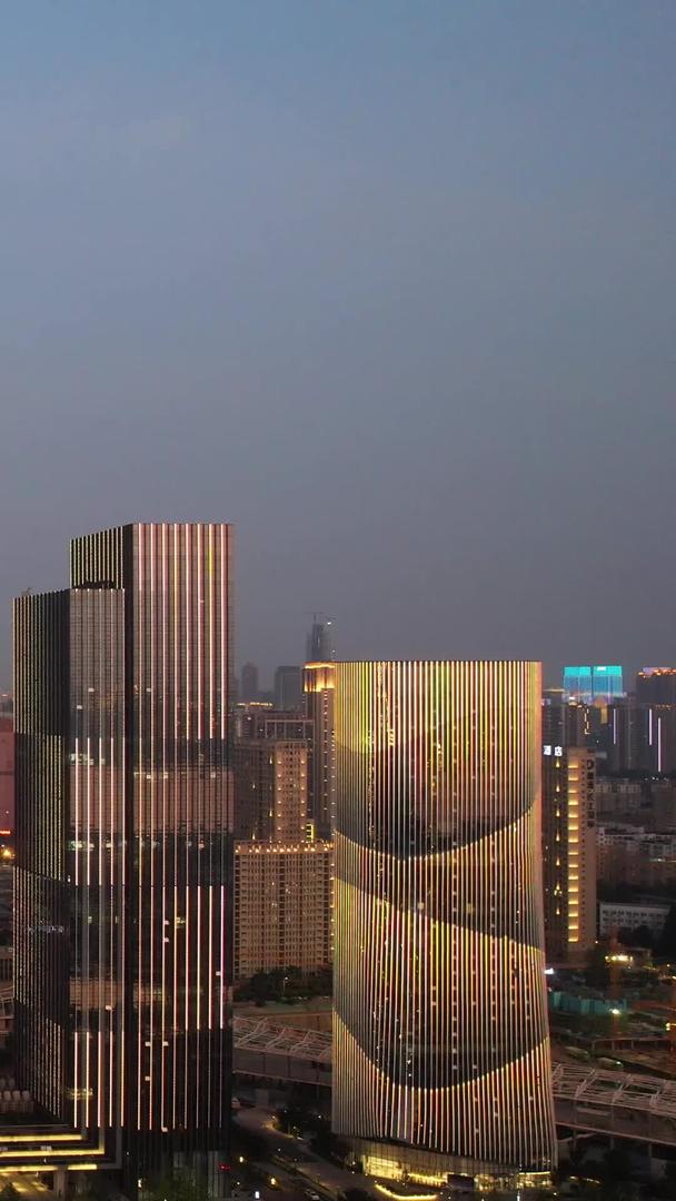 航拍城市夜景灯光天际线高楼群交通流路街景素材视频的预览图