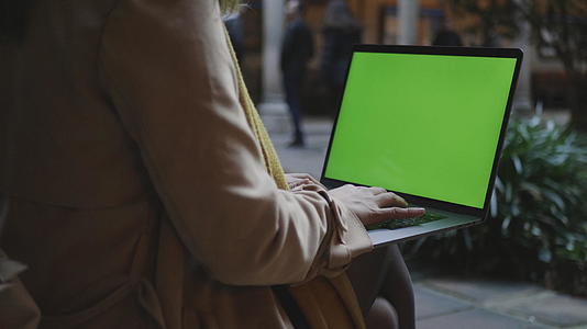 学生用绿屏工作笔记本电脑视频的预览图