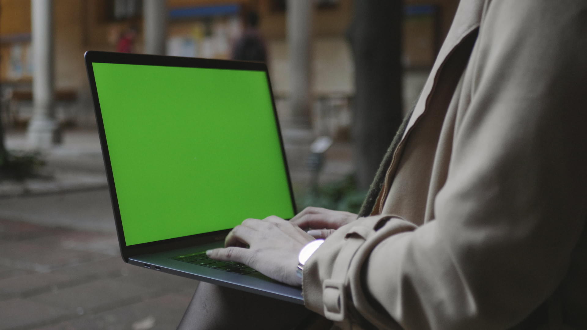 学生用绿屏打笔记本电脑视频的预览图