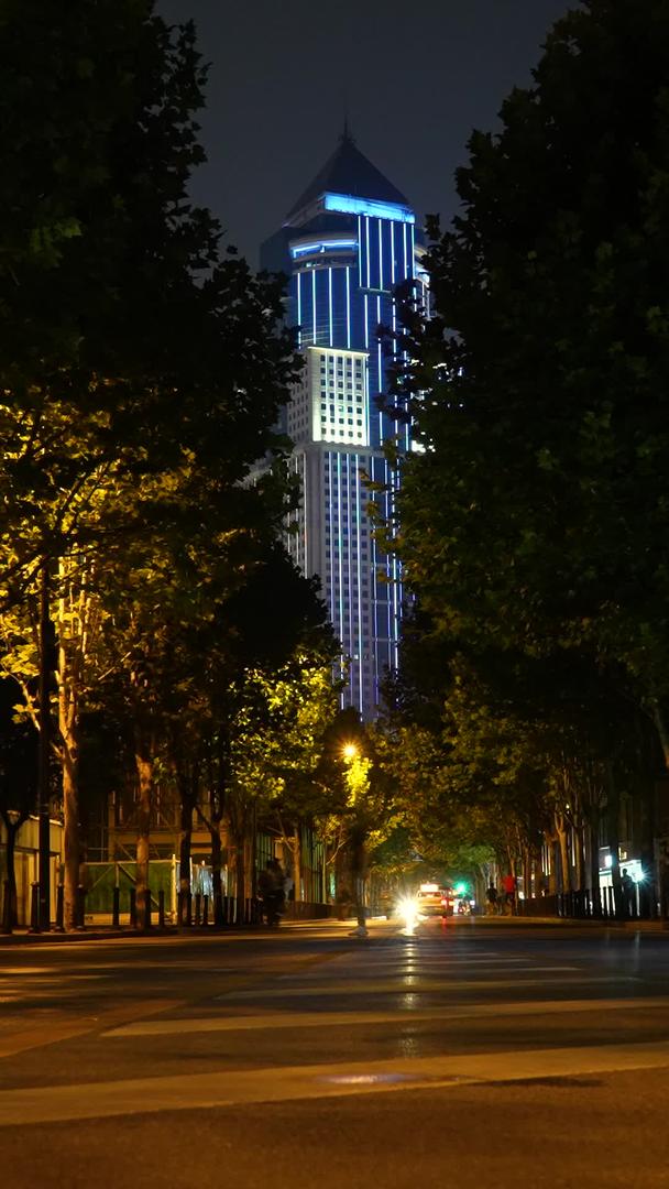 城市地标商务建筑夜景道路交通车流灯光材料材料视频的预览图