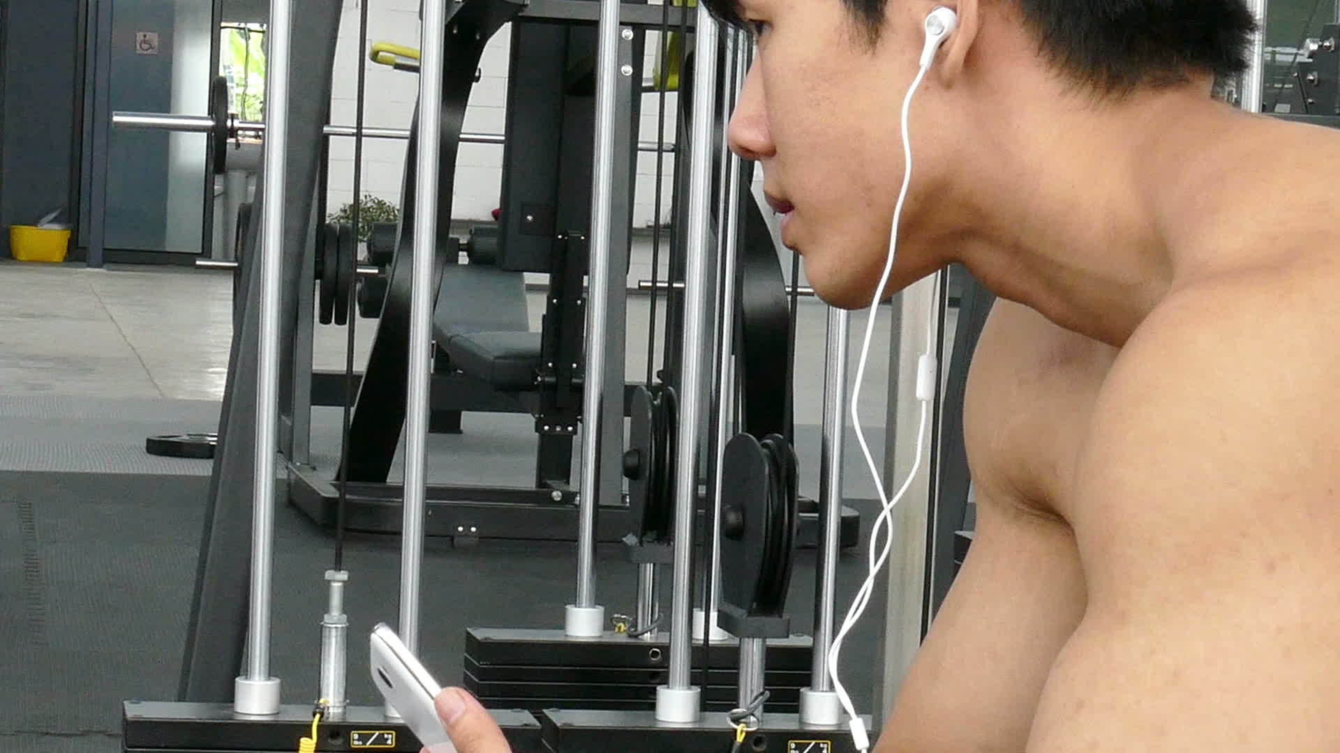 年轻人在健身中心使用手机视频的预览图