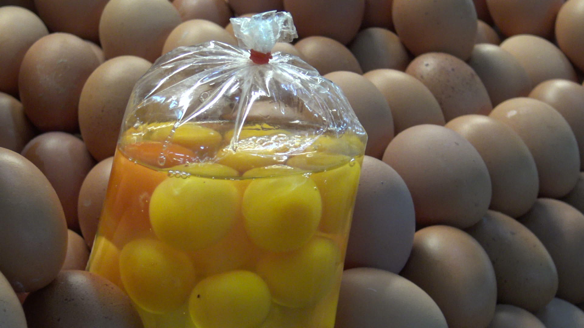 现成的鸡蛋在市场上出售用于面包店或餐馆的塑料袋视频的预览图