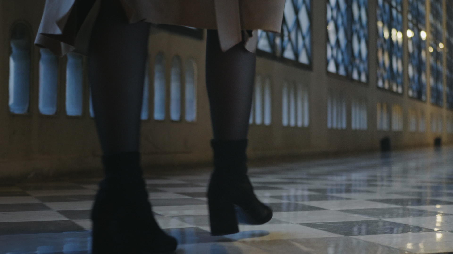 女学生穿着高跟鞋在大楼里走来走去视频的预览图
