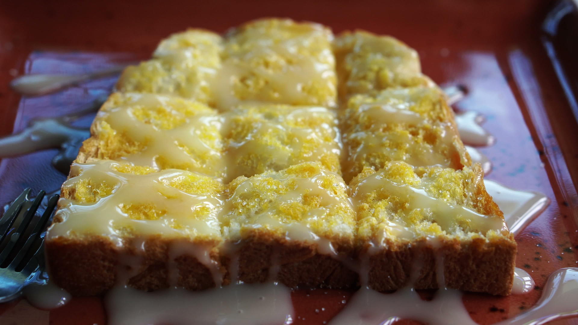 烤面包加黄油和冷凝奶粉视频的预览图