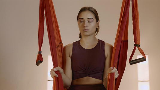瑜伽工作室吊绳上的女运动员视频的预览图