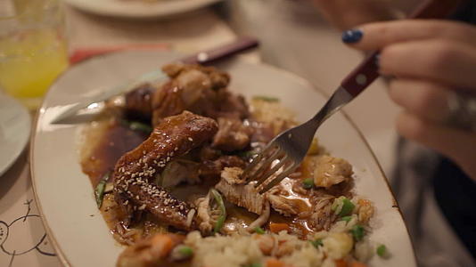 用鸡肉、大米和蔬菜吃的亚洲菜视频的预览图