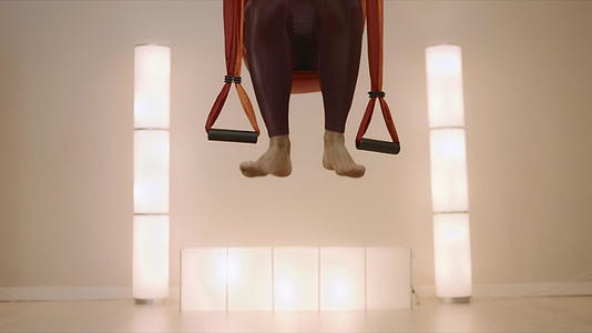 女运动员在工作室的吊床上做瑜伽视频的预览图
