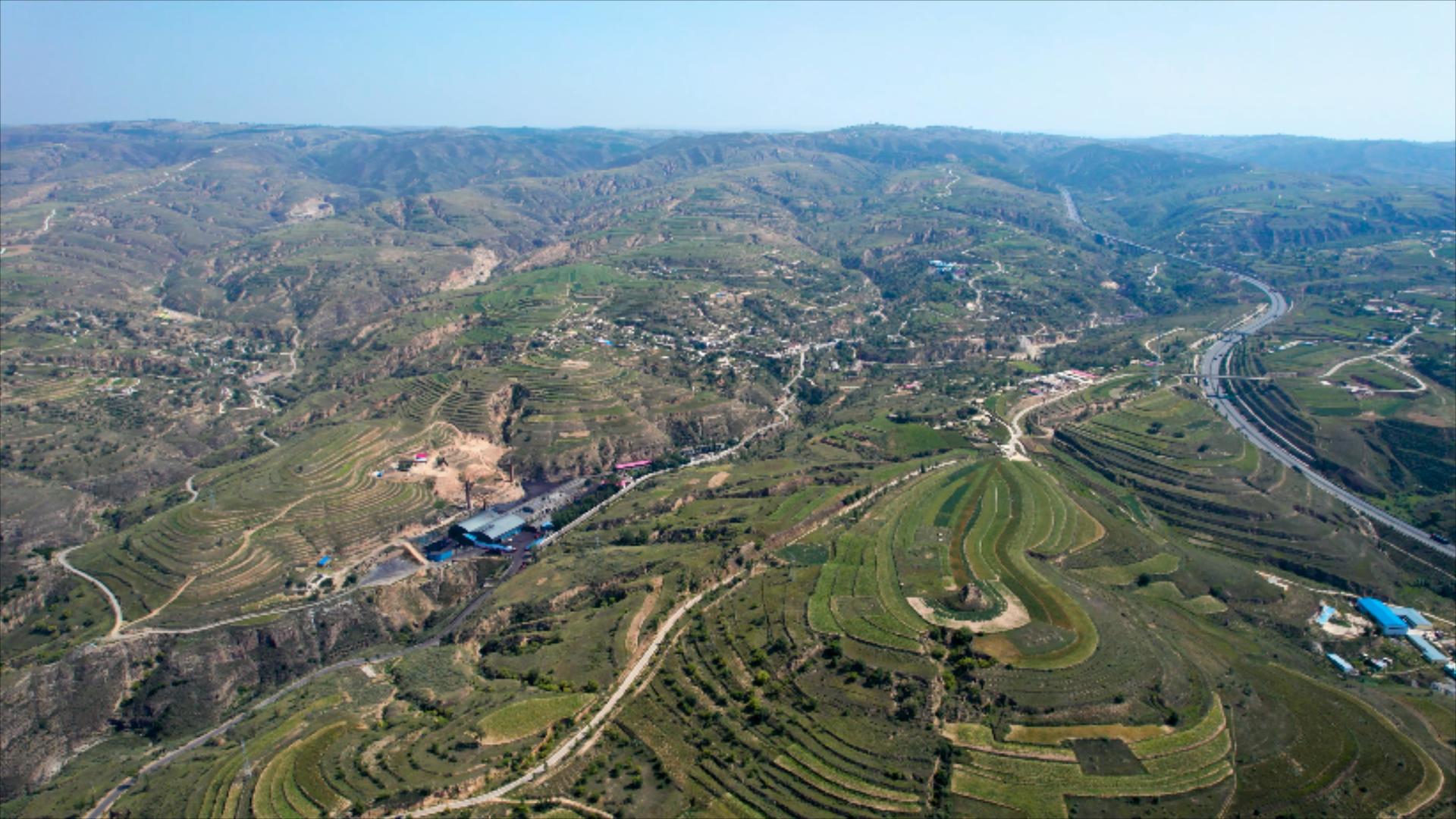 5k航拍陕北沟壑纵横的地理地貌及黄土高坡上的农田和村庄视频的预览图
