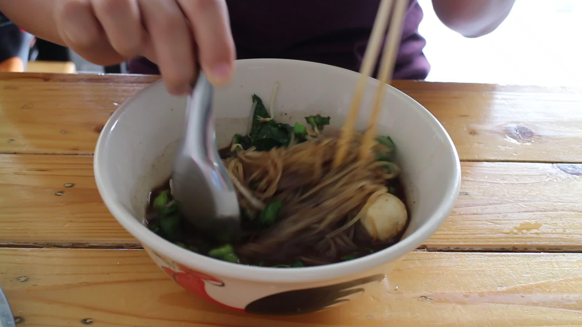 黑草药汤中的海味米粉视频的预览图