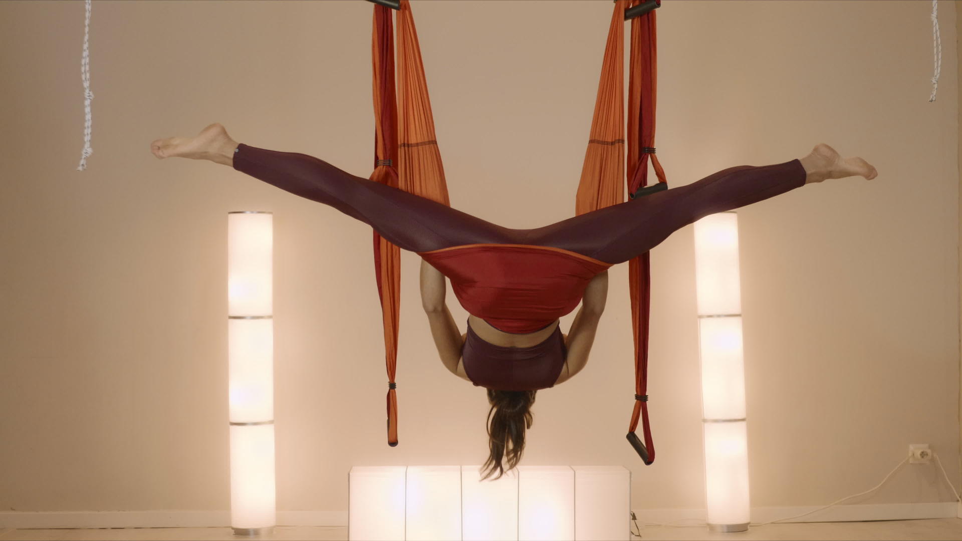 做空中瑜伽的女教练视频的预览图