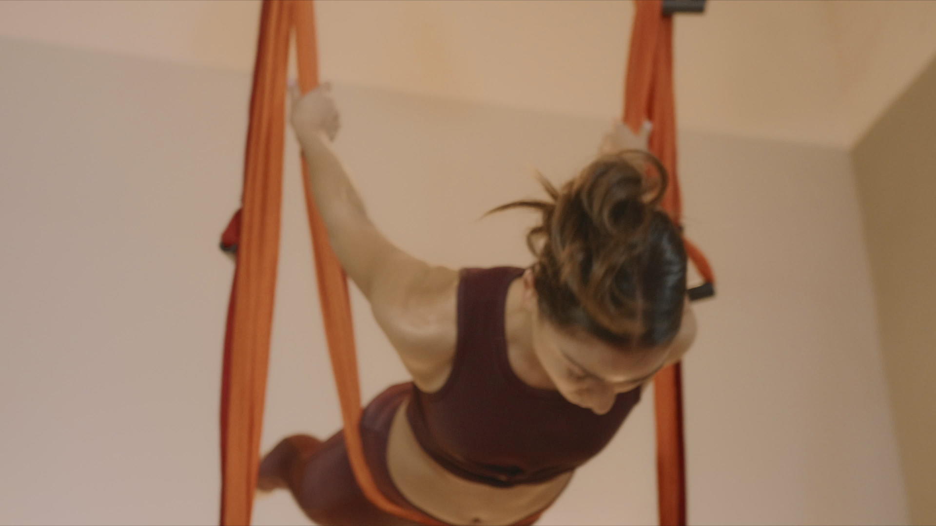 健身教练在吊床上做瑜伽视频的预览图