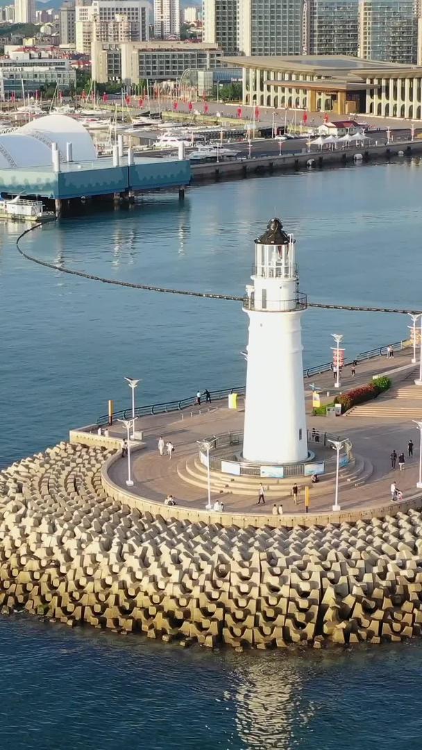 青岛海边灯塔航拍视频视频的预览图