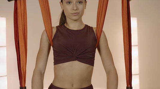 瑜伽工作室用吊绳做瑜伽视频的预览图