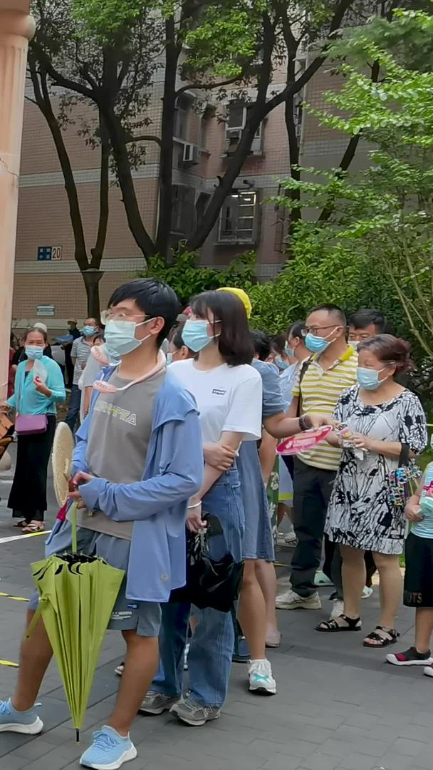 烈日炎炎武汉市启动第二次全民核酸检测视频的预览图
