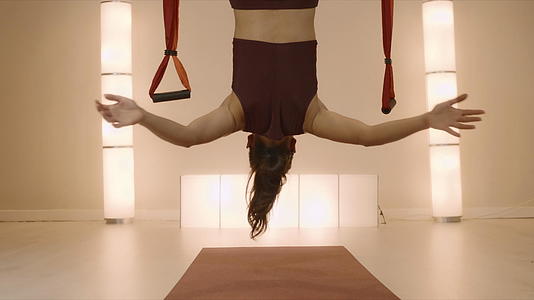 女运动员站在瑜伽垫上视频的预览图