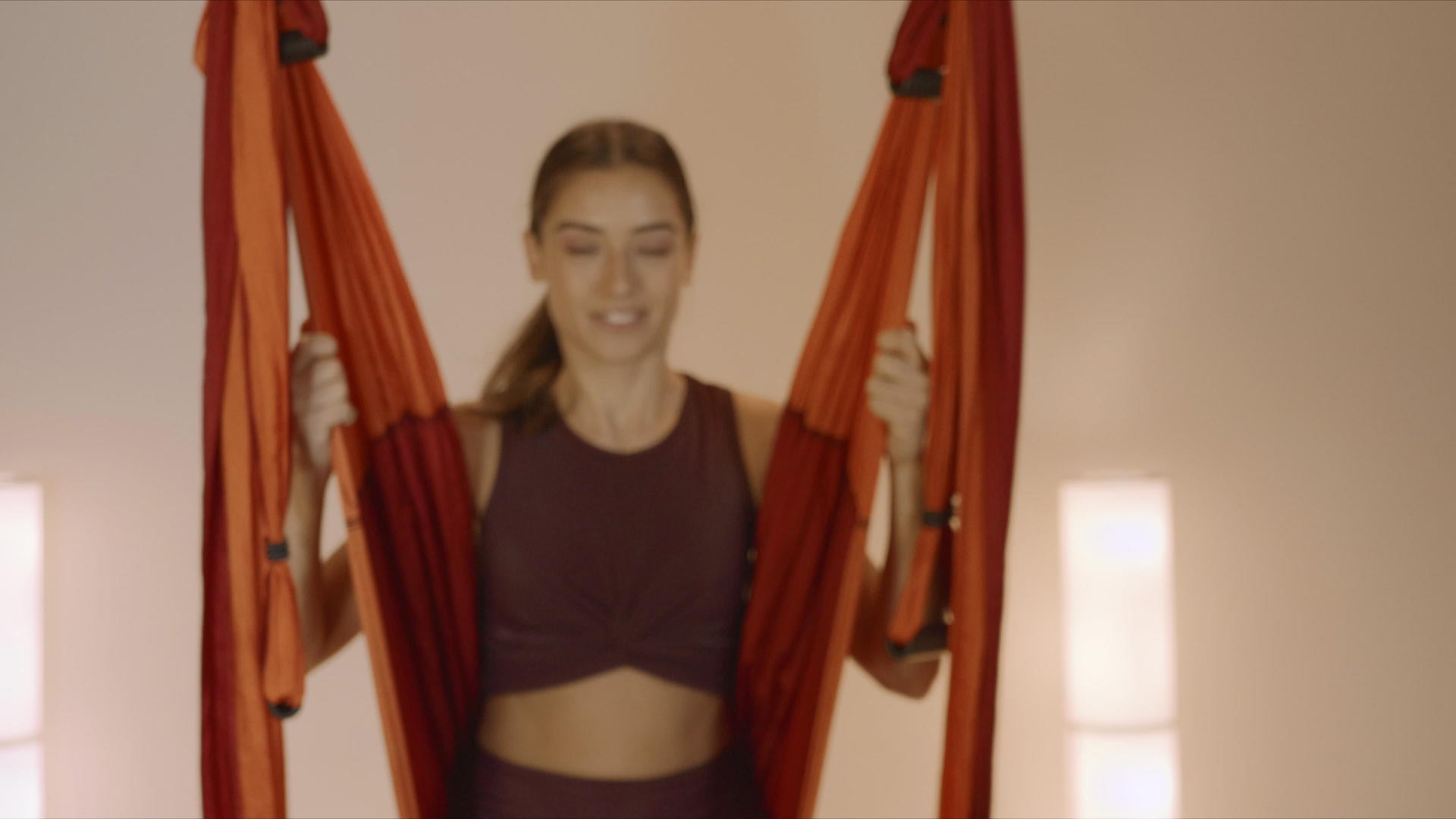 女孩坐在吊床上做空中瑜伽视频的预览图