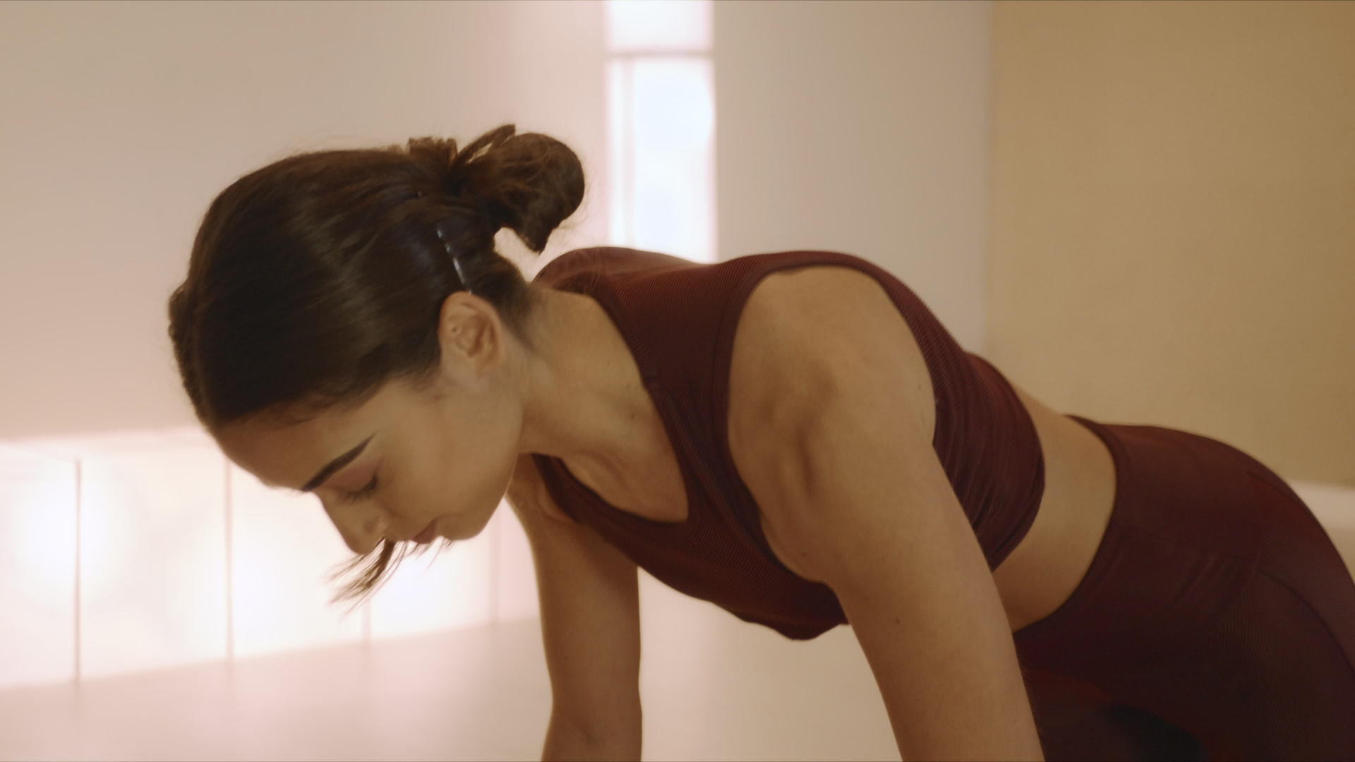 女教练站在瑜伽垫上视频的预览图